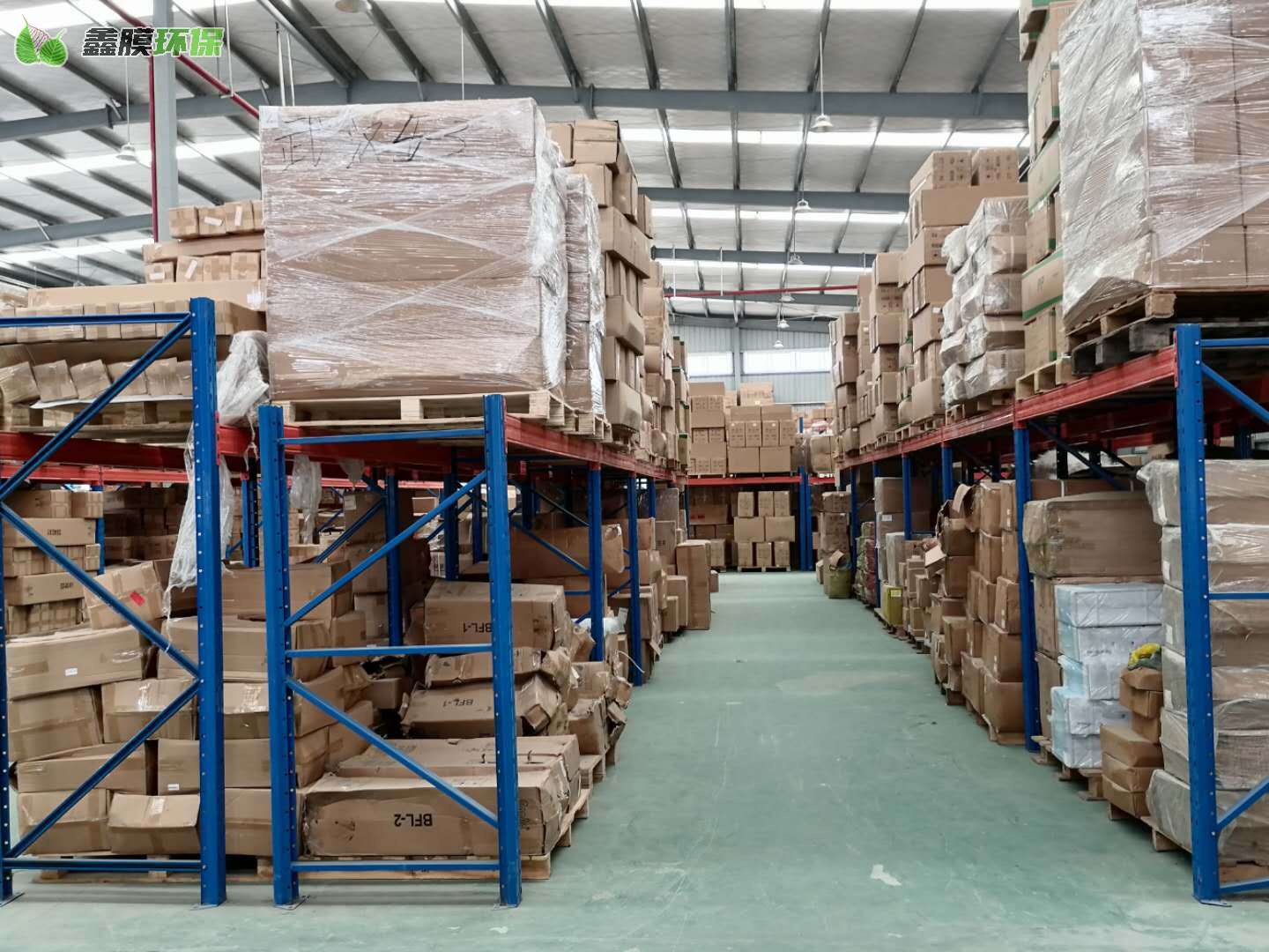 鑫膜環(huán)保倉(cāng)庫(kù)一角